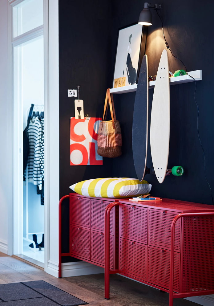 Chest of drawers in the hallway