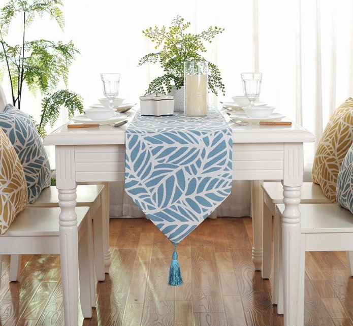 Runner by corner Runner by corner