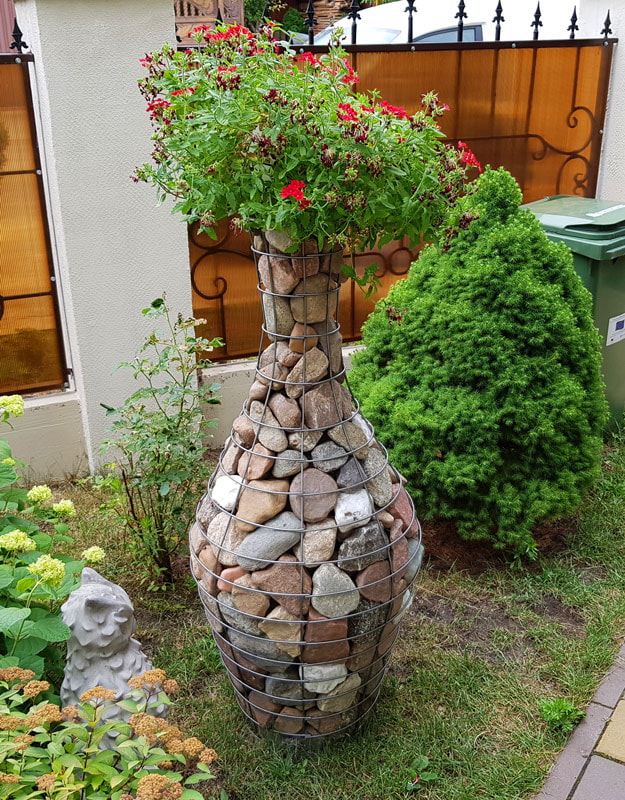 gabion in the form of a vase