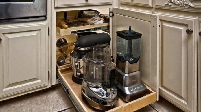 pull-out shelf in the base cabinet