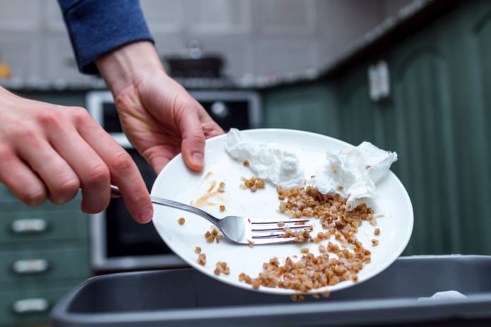 cleaning food leftovers from the plate
