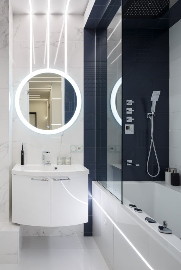 glass curtain in the bathroom