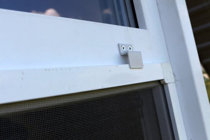 how to install a mosquito net on the corners