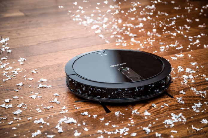 Robot cleans the floor