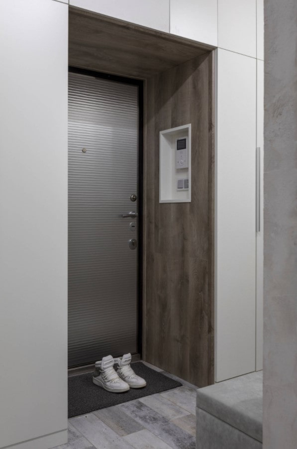 laminate on the slopes in the hallway