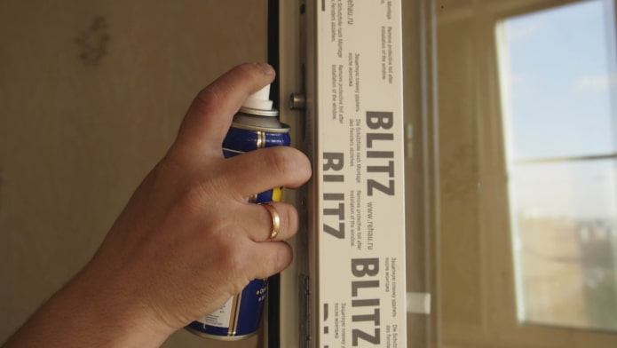 lubrication of plastic window fittings