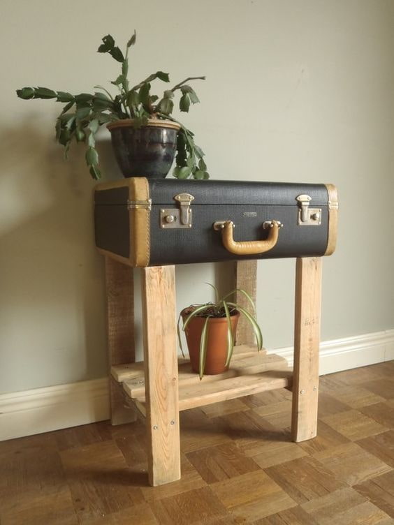 Legged suitcase