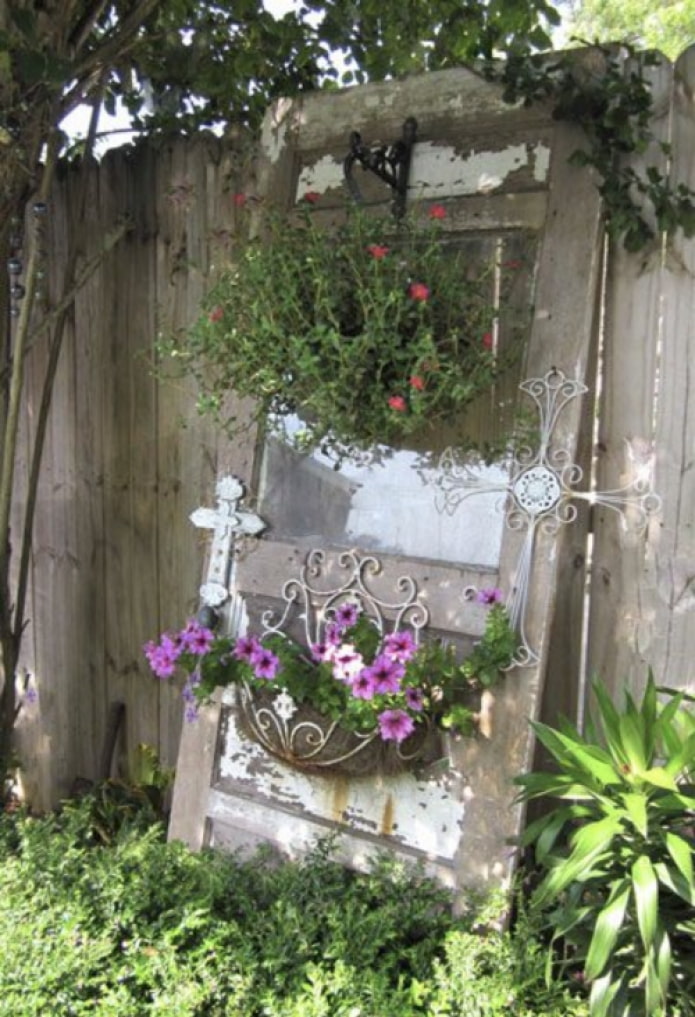 Door with flowers