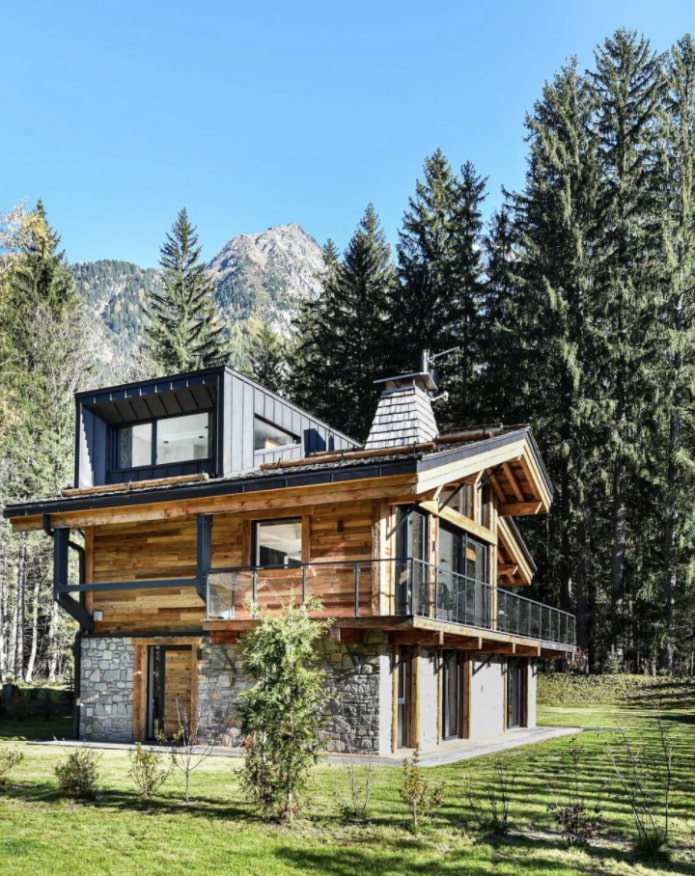 house with a balcony in a circle house with a balcony in a circle