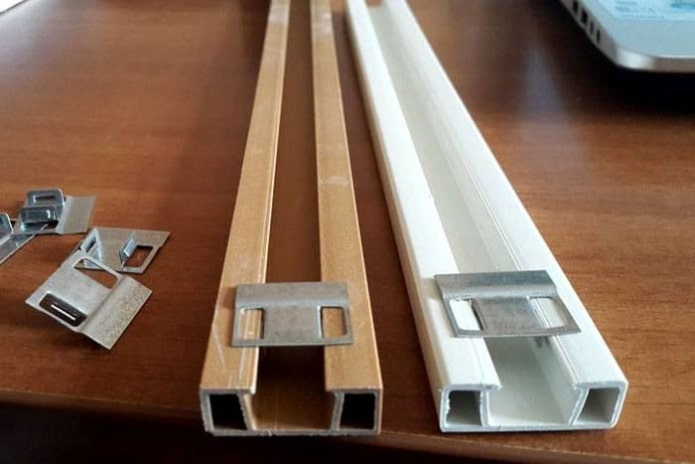 mounting plate for plastic panels