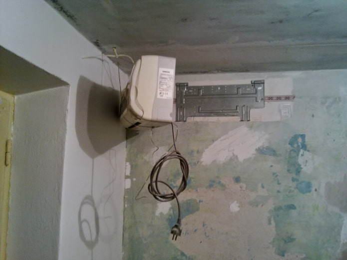 wallpapering under the air conditioner wallpapering under the air conditioner