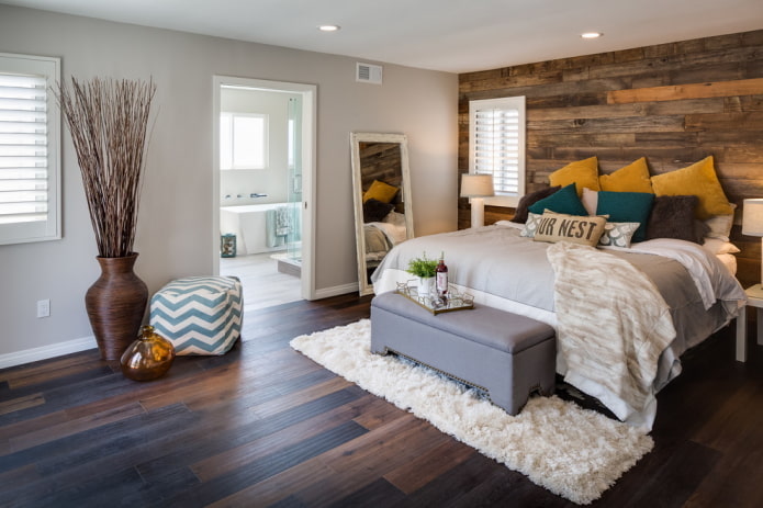 floor vase in the bedroom