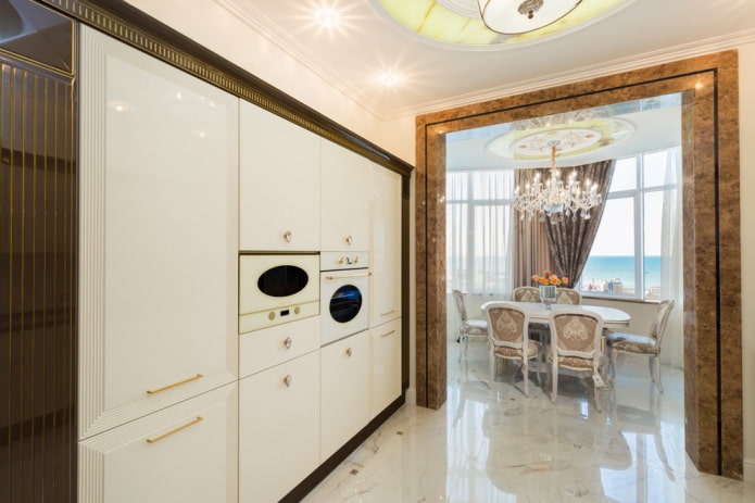 arch between kitchen and dining room
