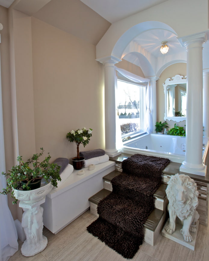 arch with columns in the bathroom