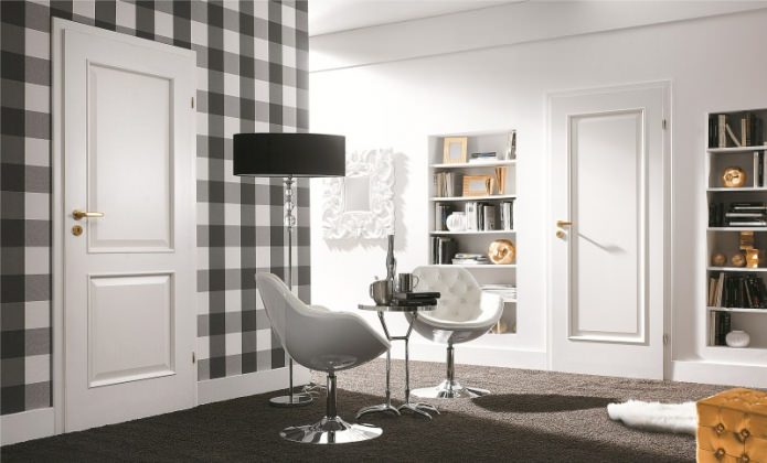 Door and skirting board - light, floor - dark