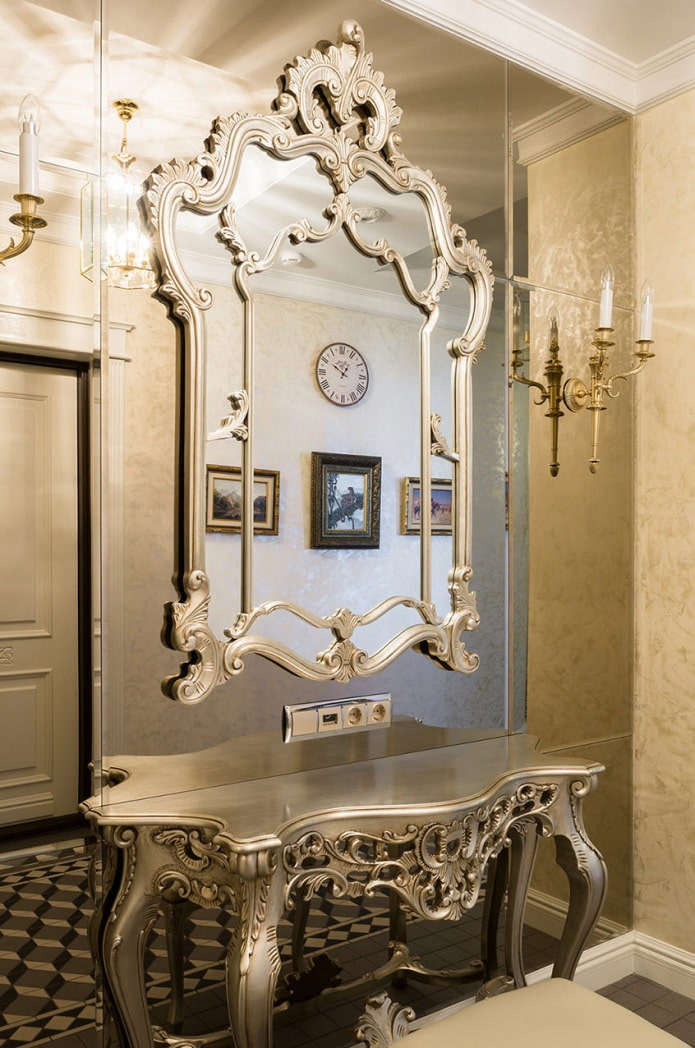 classic style in the interior of the hallway