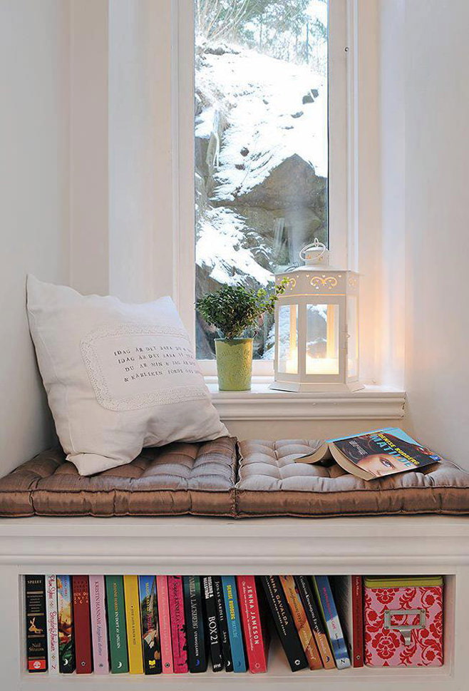 Photo of a living room with a bay window Photo of a living room with a bay window