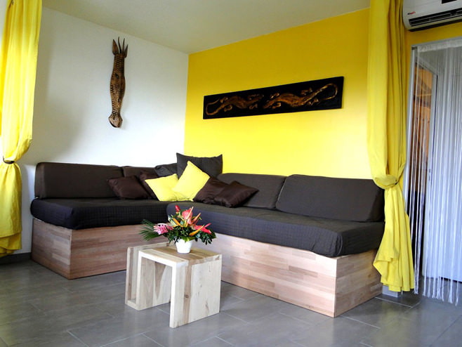 Photo of a living room in yellow Photo of a living room in yellow