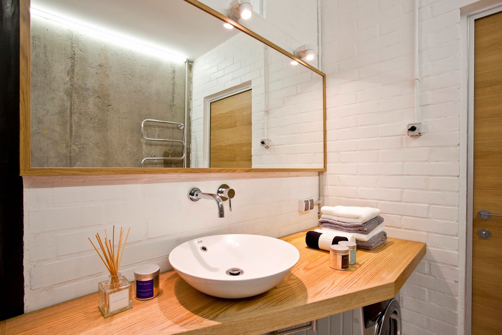 Concrete in the interior of a creative apartment: bathroom Concrete in the interior of a creative apartment: bathroom
