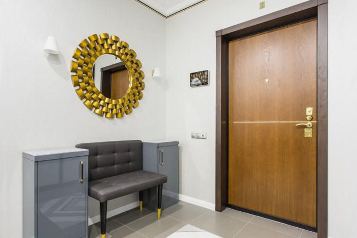 Corridor with seat and pedestals