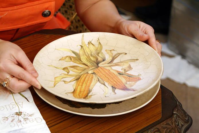 Decorating plates using decoupage technique