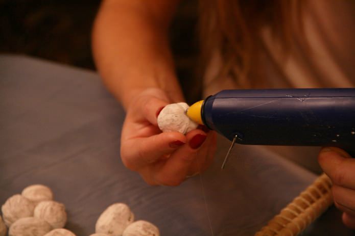 Glue the nuts Glue the nuts