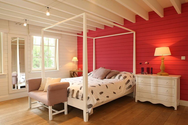 Photo of the red bedroom