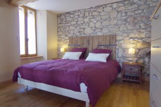 Decorative stone in the bedroom: features, photo