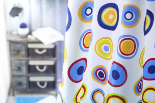 How to remove plaque from the bathroom curtain?