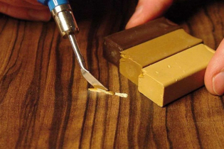 How to remove scratches on laminate flooring?