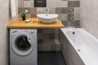 What mistakes should not be made when decorating a small bathroom?