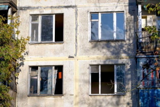 What problems can arise during renovations in old apartments?