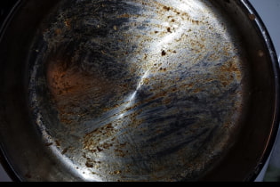 How to get rid of carbon deposits in a frying pan?